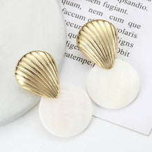 Load image into Gallery viewer, Round Shell Earrings