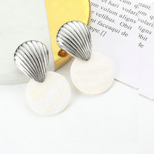 Load image into Gallery viewer, Round Shell Earrings