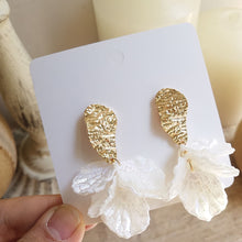 Load image into Gallery viewer, White Shell Flower Earrings