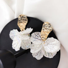 Load image into Gallery viewer, White Shell Flower Earrings
