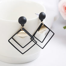Load image into Gallery viewer, Retro Fashion Statement Earring